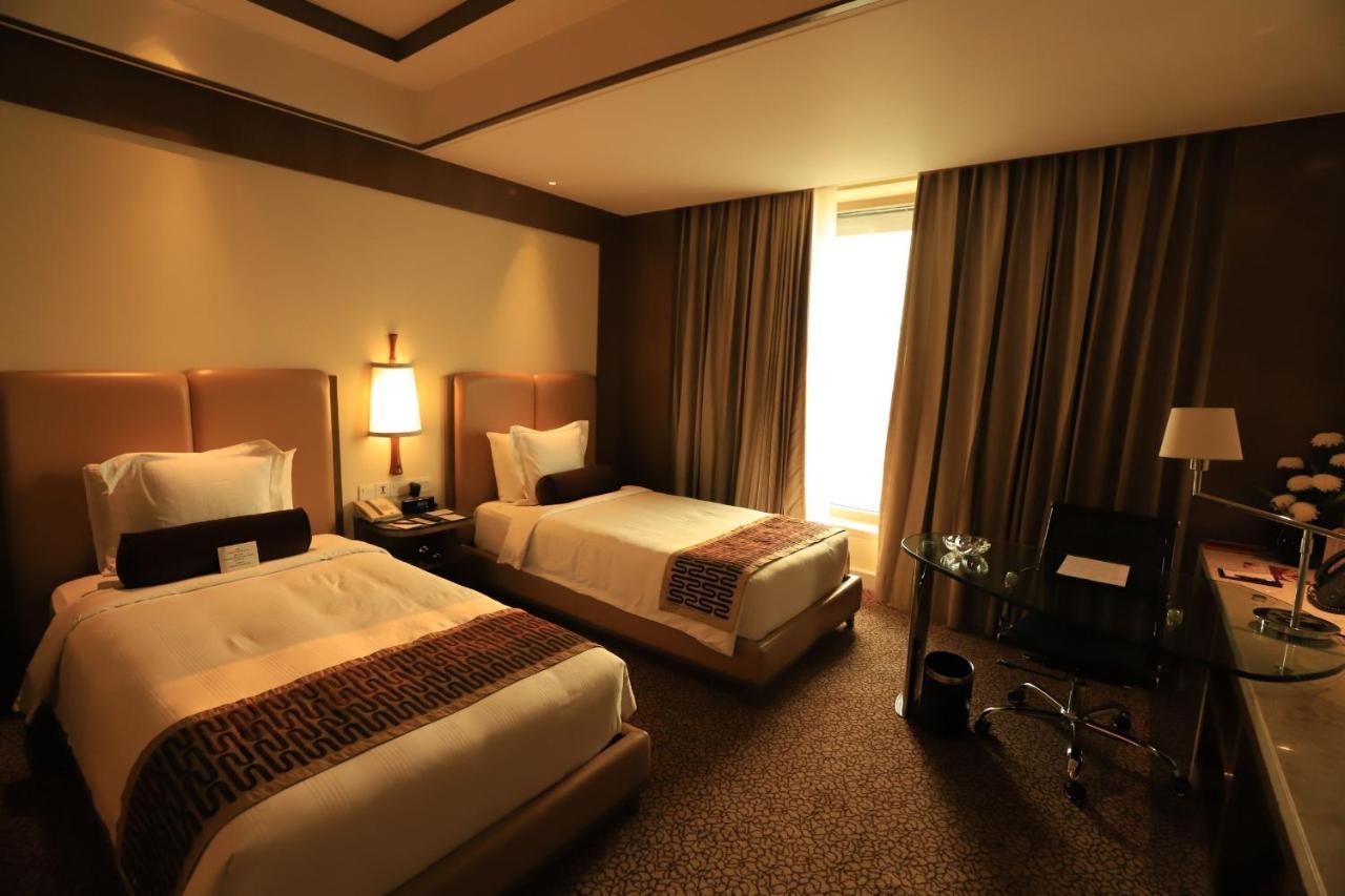 Hotel Crowne Plaza New Delhi Okhla By Ihg Esterno foto A room at the hotel