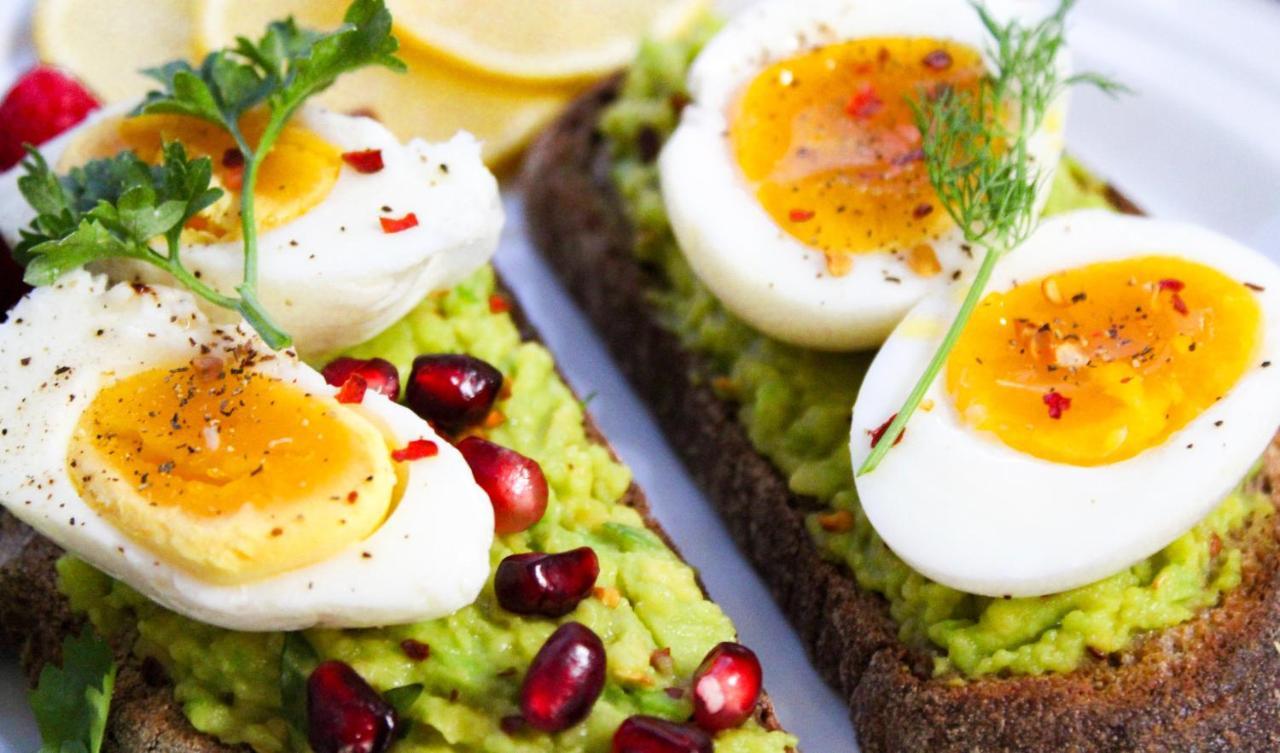 Hotel Crowne Plaza New Delhi Okhla By Ihg Esterno foto Avocado on toast with a soft-boiled egg