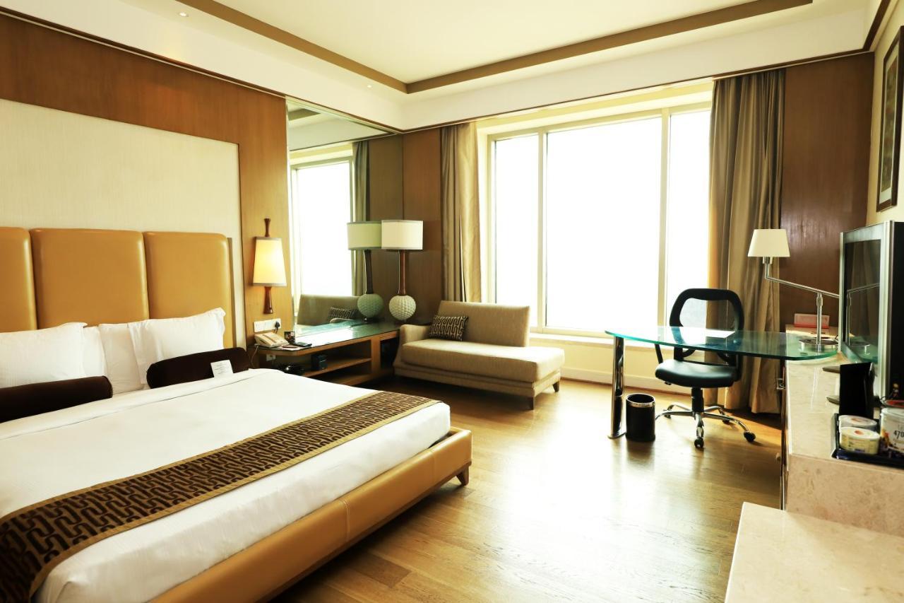 Hotel Crowne Plaza New Delhi Okhla By Ihg Esterno foto A room at the Taj Bengal