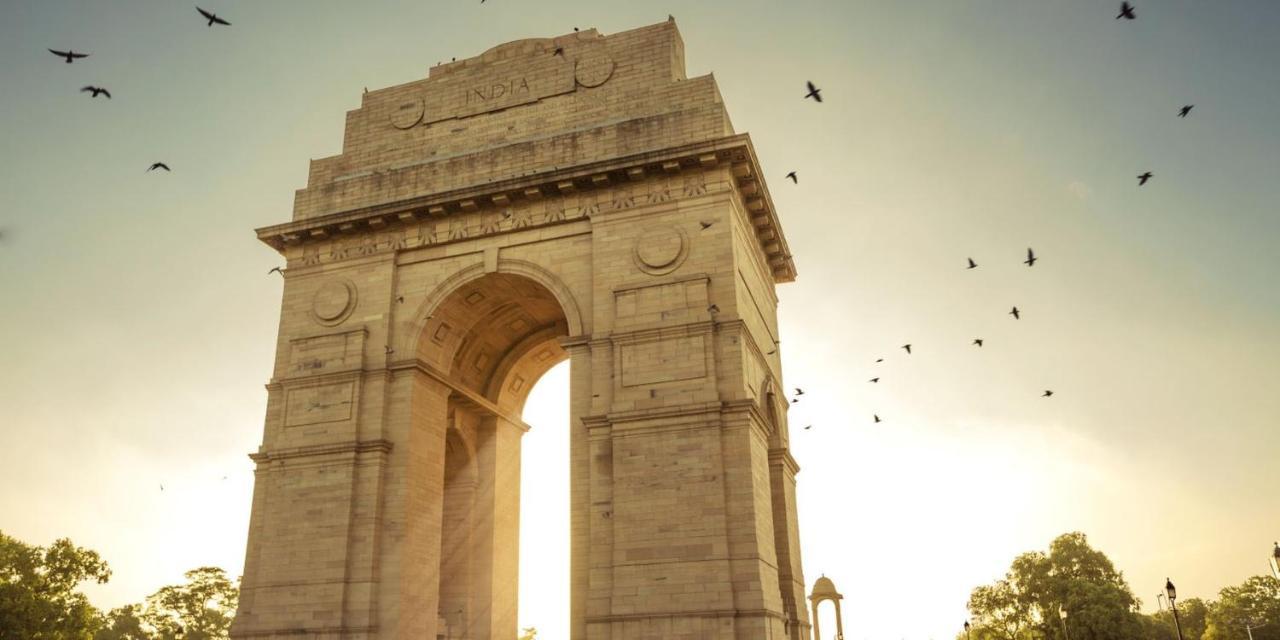 Hotel Crowne Plaza New Delhi Okhla By Ihg Esterno foto India Gate