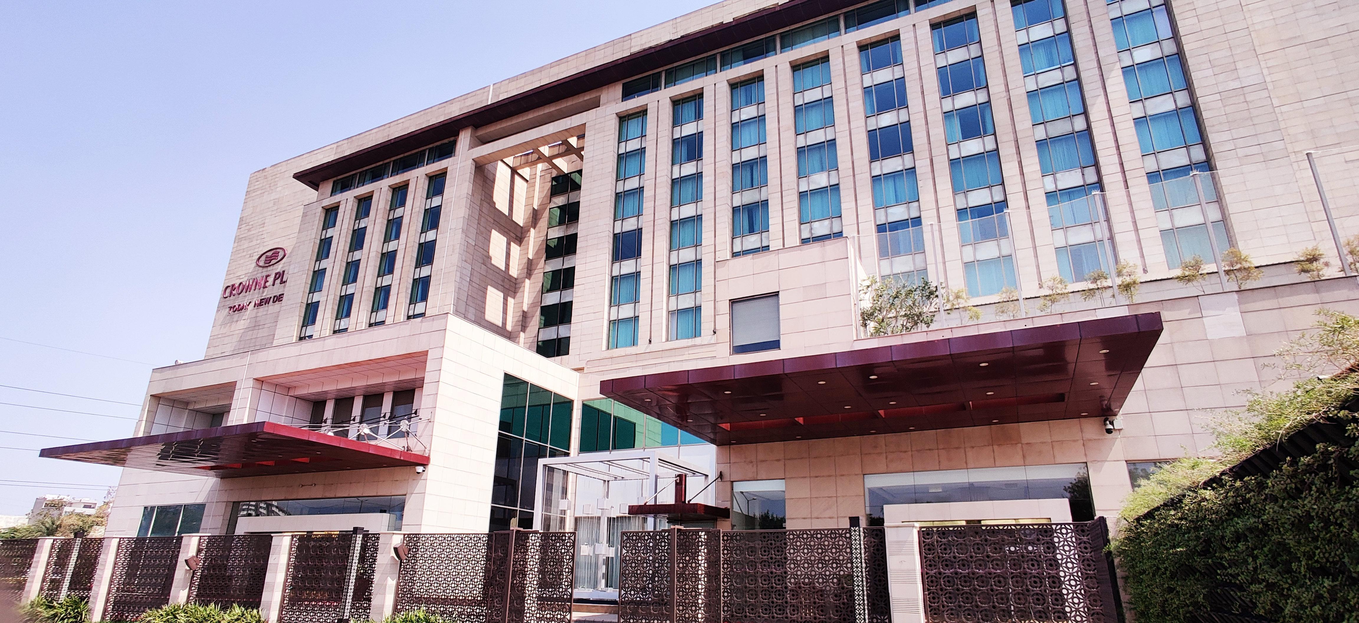 Hotel Crowne Plaza New Delhi Okhla By Ihg Esterno foto The University of Lahore