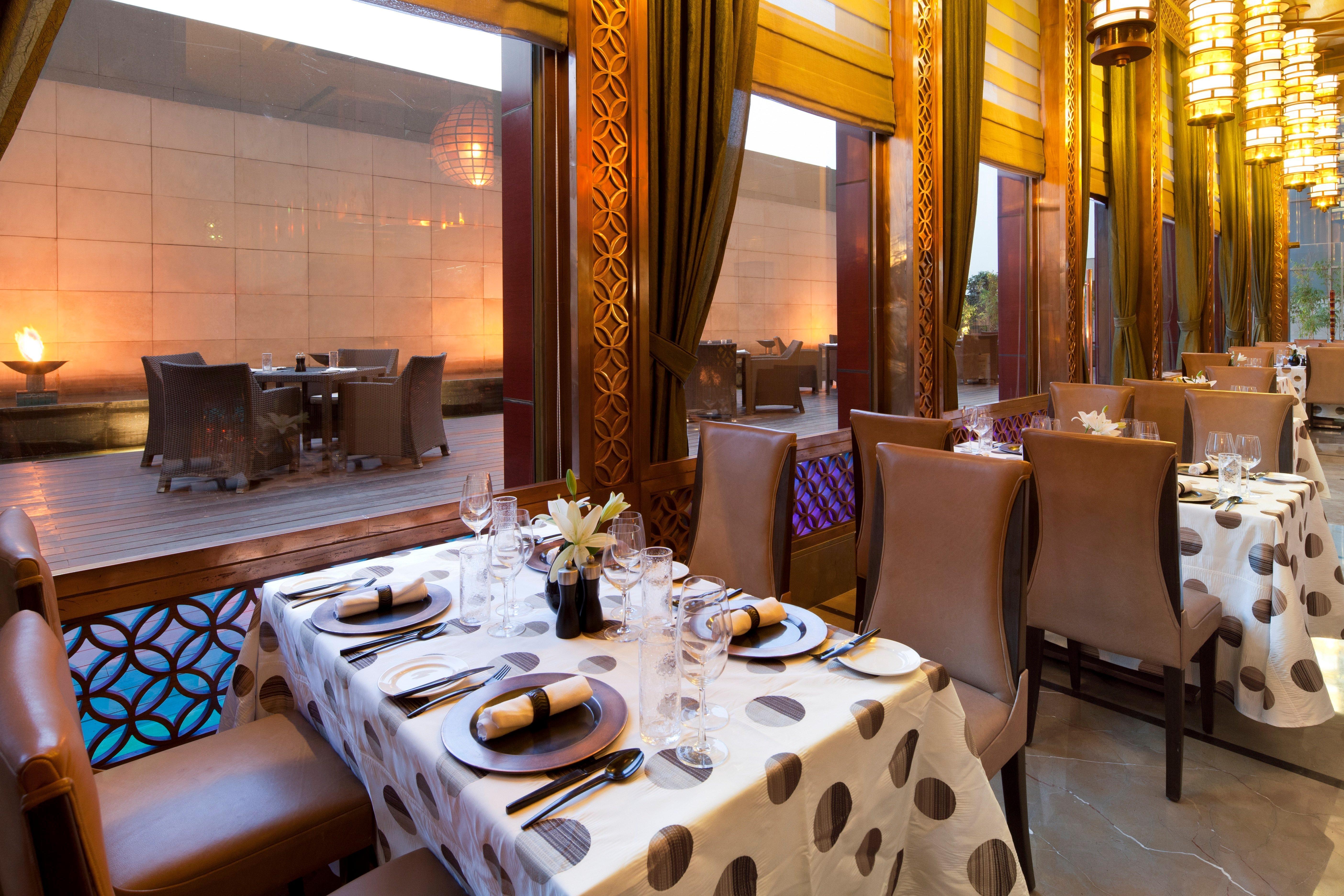 Hotel Crowne Plaza New Delhi Okhla By Ihg Esterno foto The restaurant
