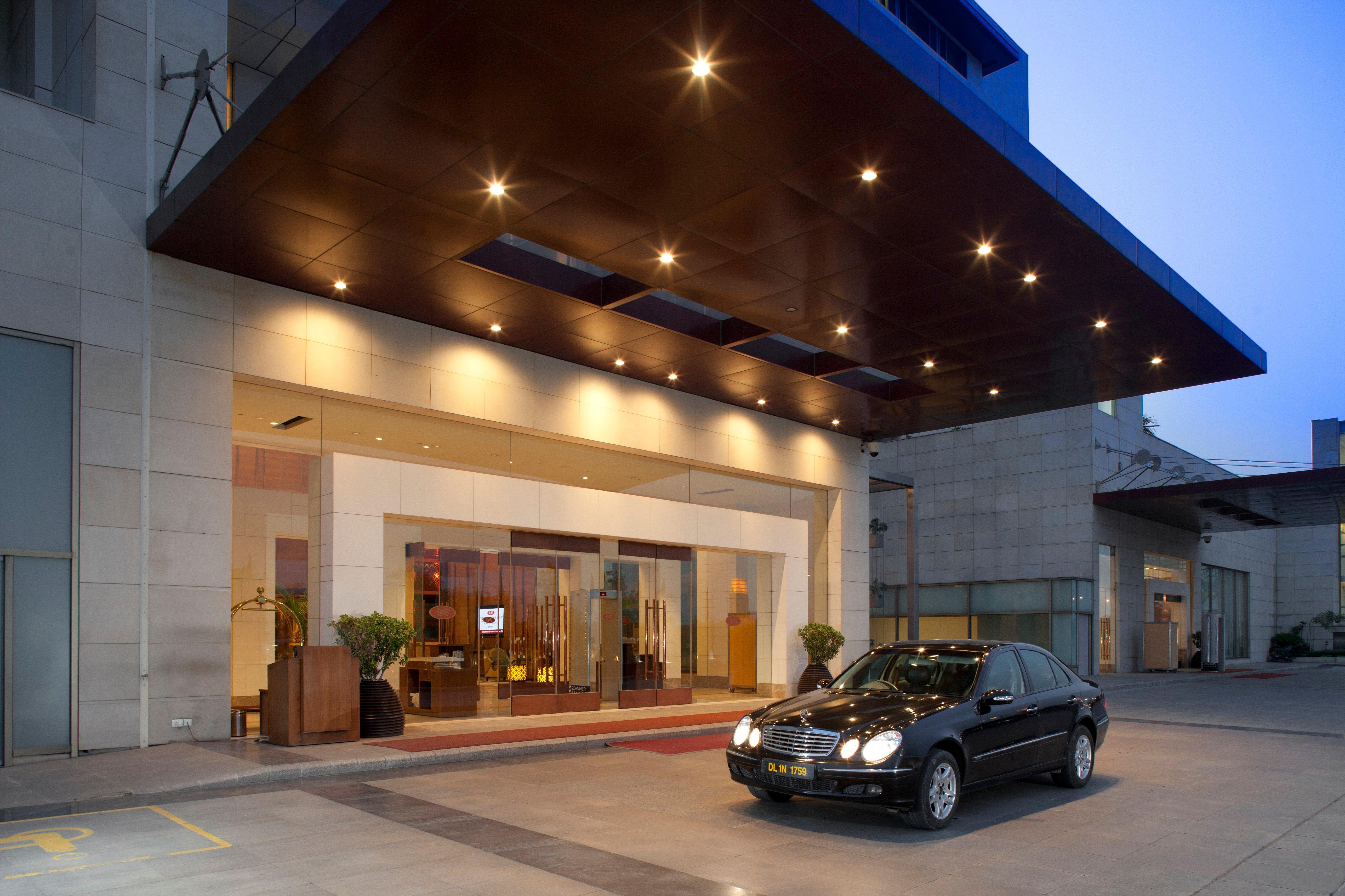 Hotel Crowne Plaza New Delhi Okhla By Ihg Esterno foto The entrance of the hotel