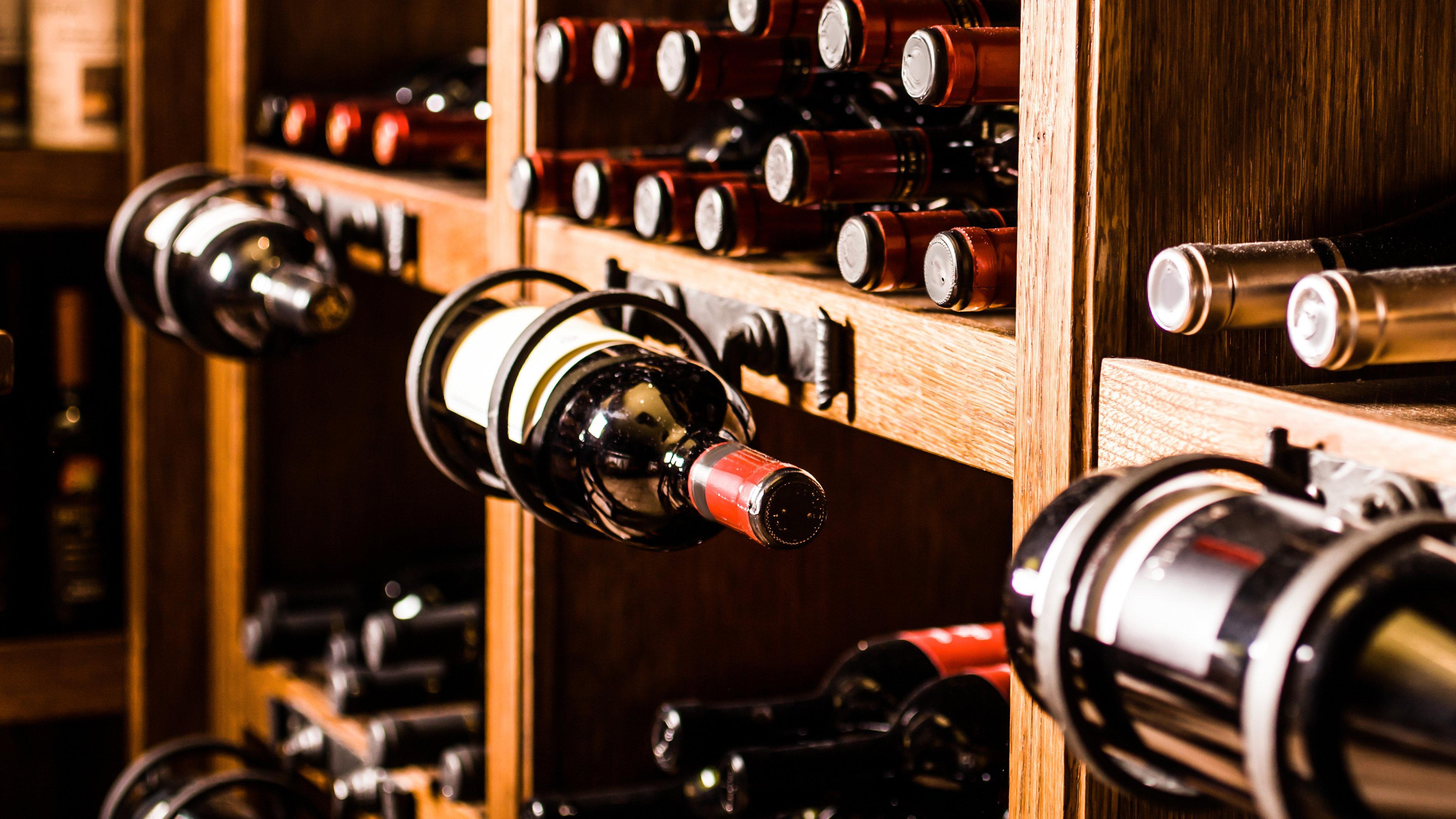 Hotel Crowne Plaza New Delhi Okhla By Ihg Esterno foto Wine bottles in a wine rack