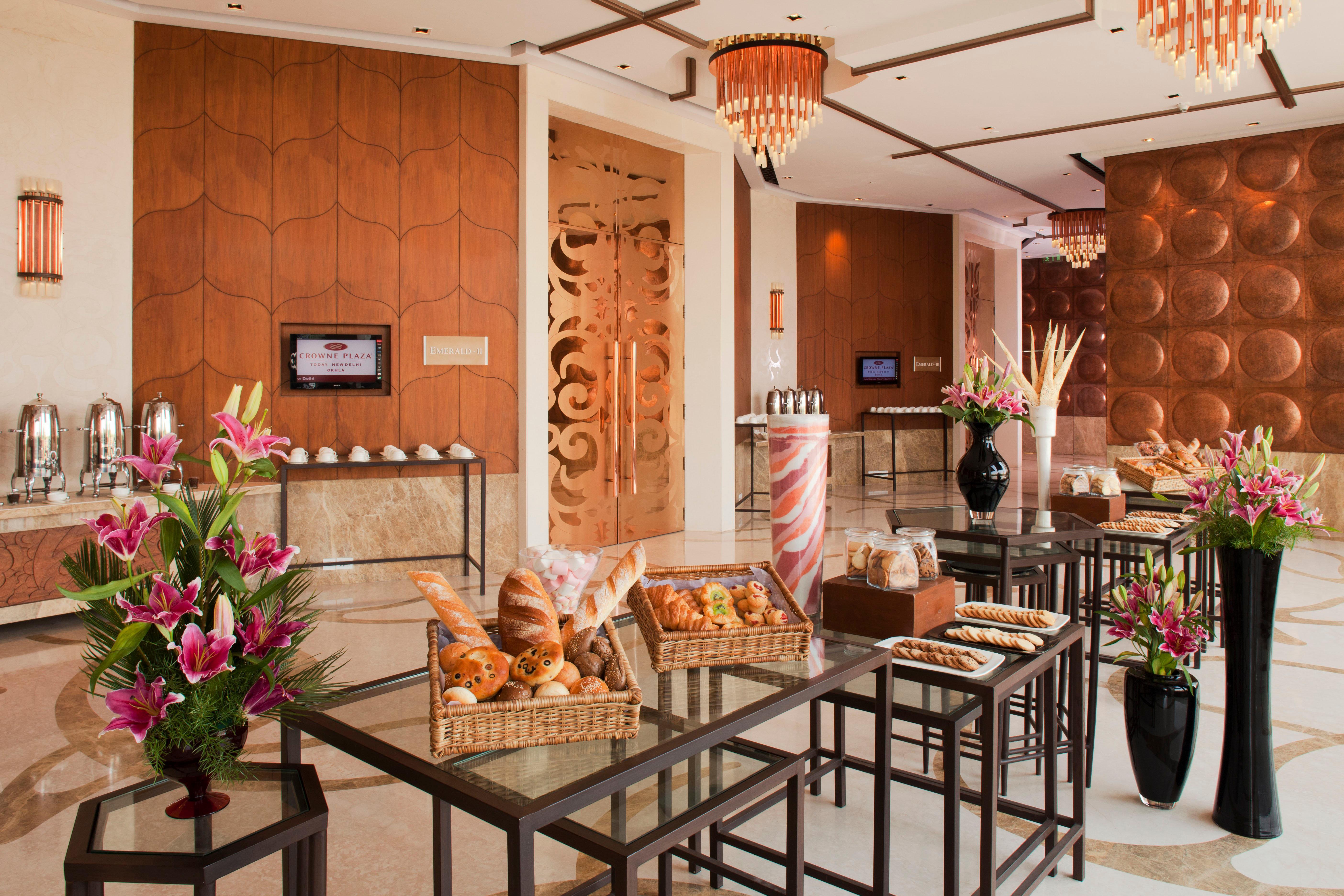 Hotel Crowne Plaza New Delhi Okhla By Ihg Interno foto The Club Lounge at the Taj Mahal Palace, Mumbai