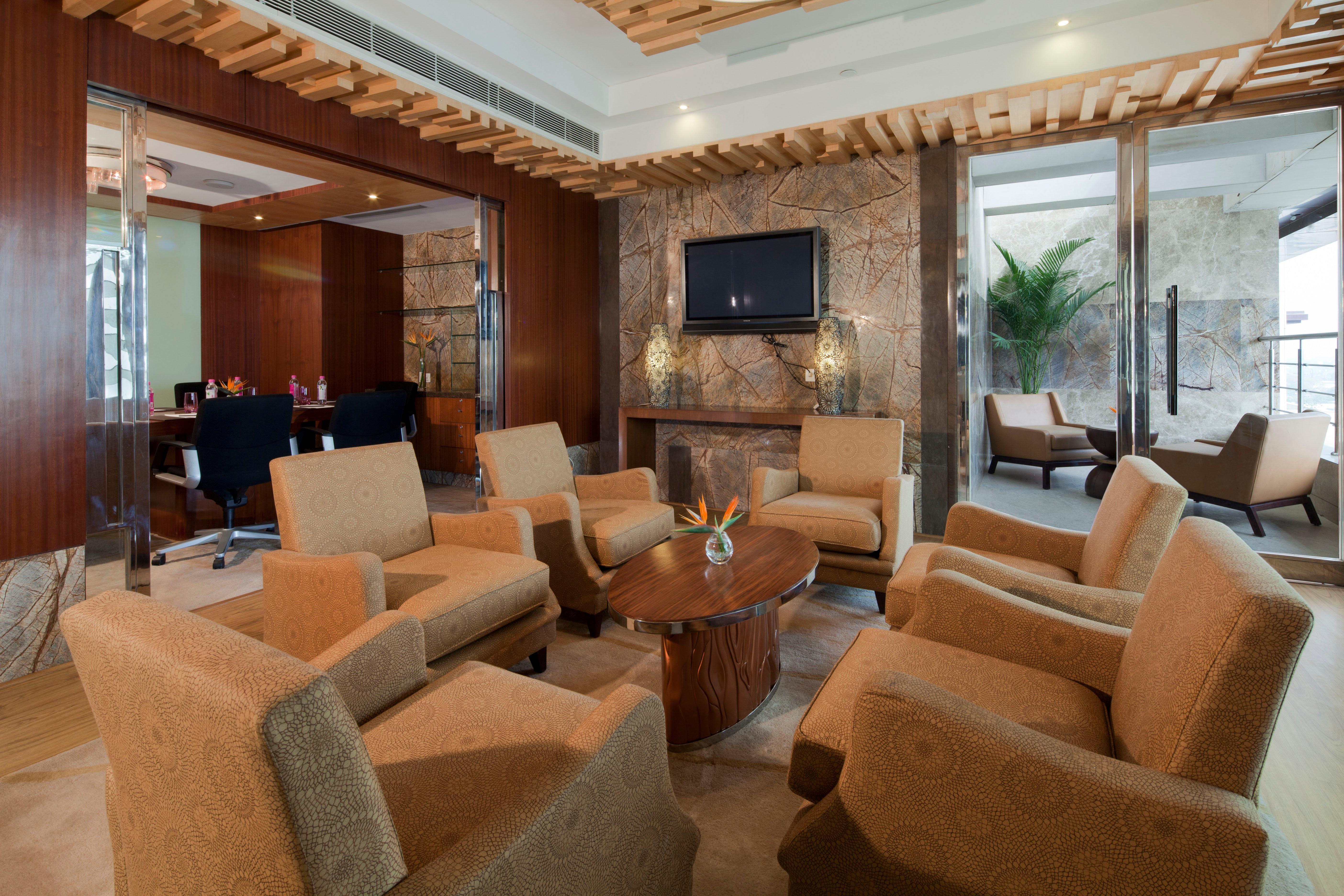 Hotel Crowne Plaza New Delhi Okhla By Ihg Esterno foto The lounge at the airport