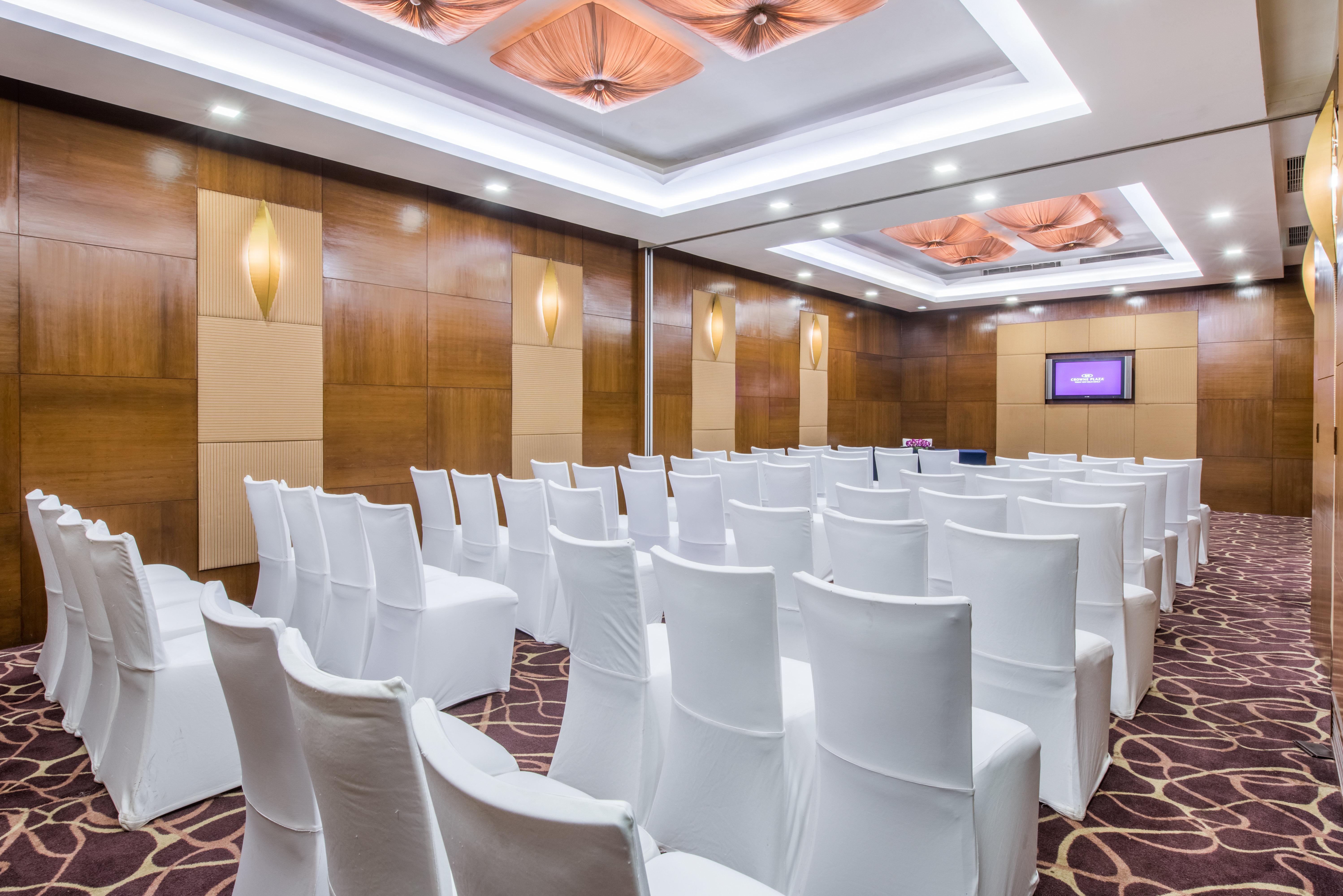 Hotel Crowne Plaza New Delhi Okhla By Ihg Esterno foto Meeting room