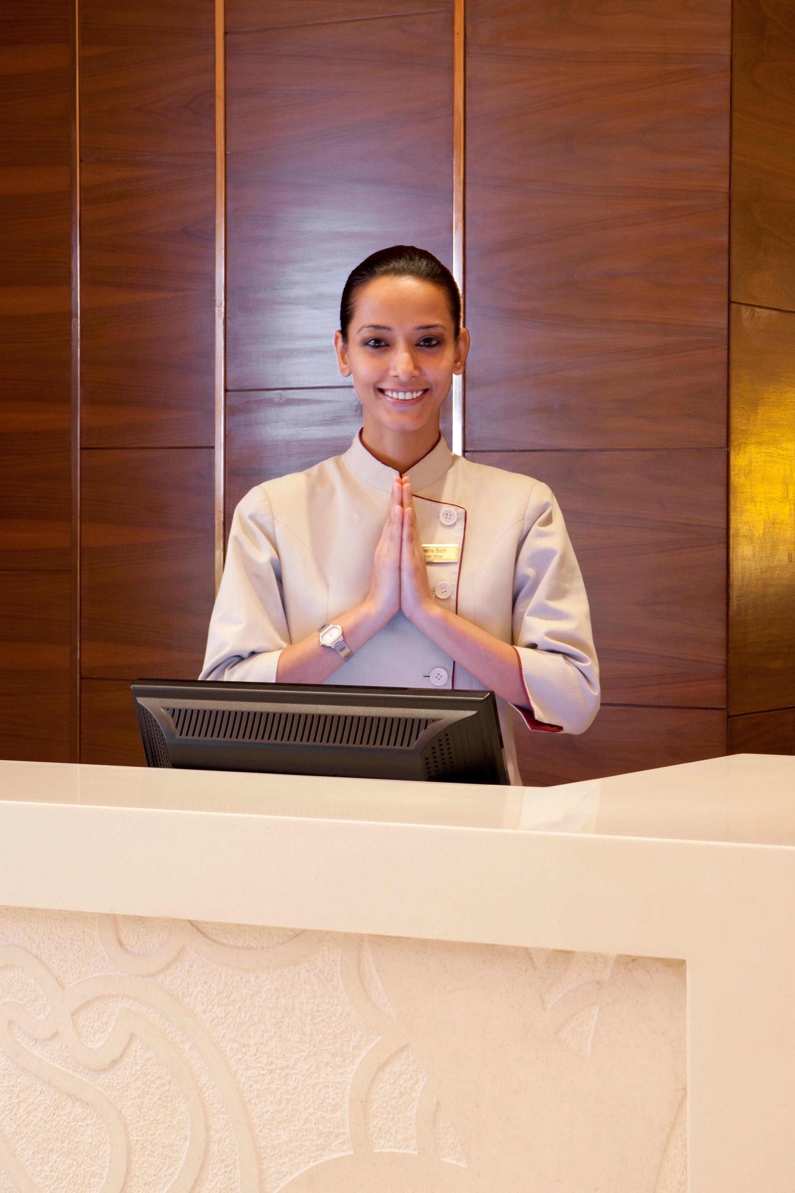 Hotel Crowne Plaza New Delhi Okhla By Ihg Esterno foto A hotel receptionist in Thailand