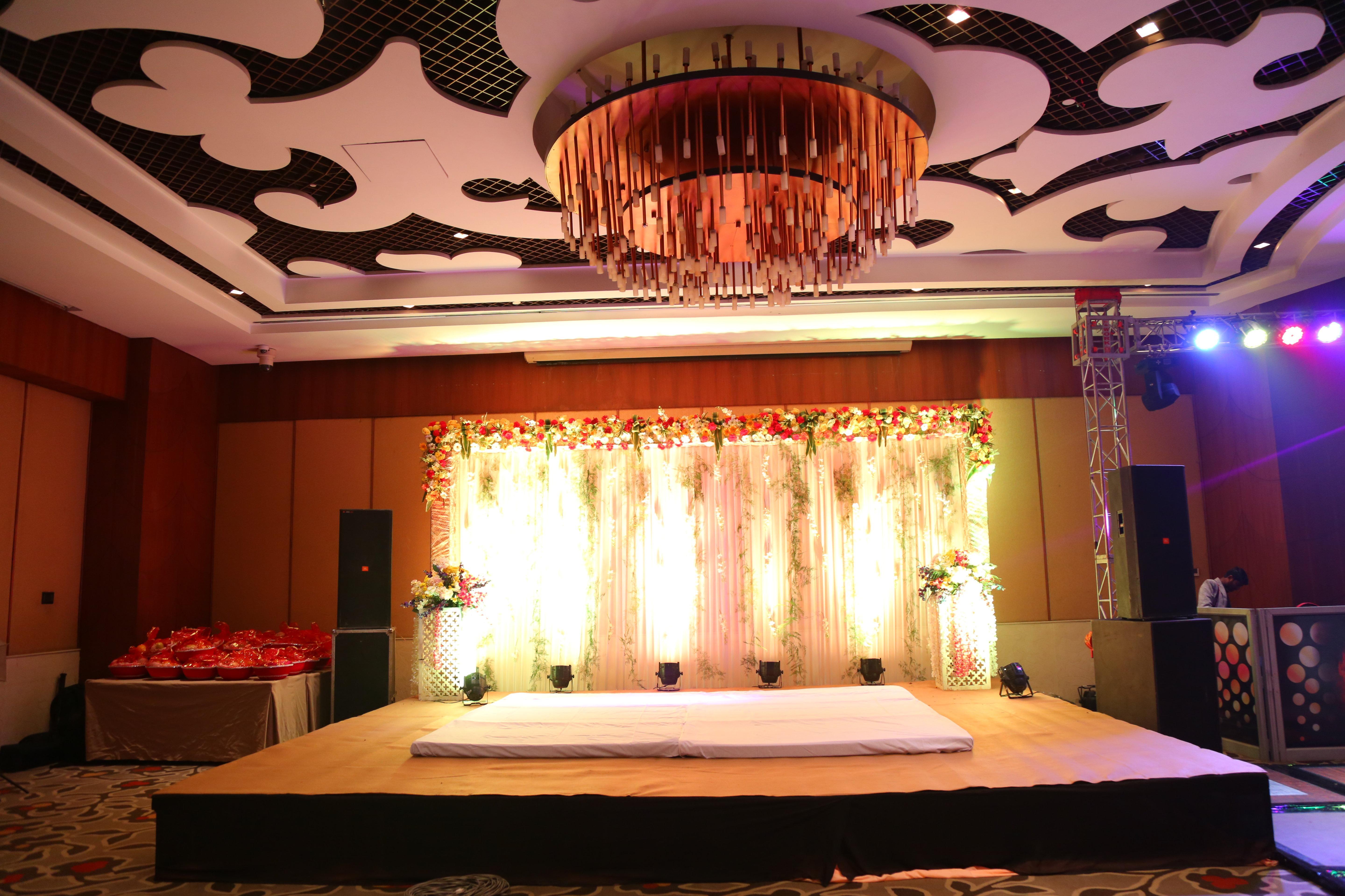 Hotel Crowne Plaza New Delhi Okhla By Ihg Esterno foto A wedding reception at a hotel in India