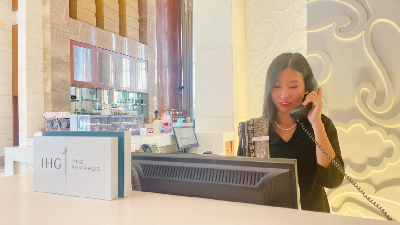 Hotel Crowne Plaza New Delhi Okhla By Ihg Esterno foto A receptionist at work