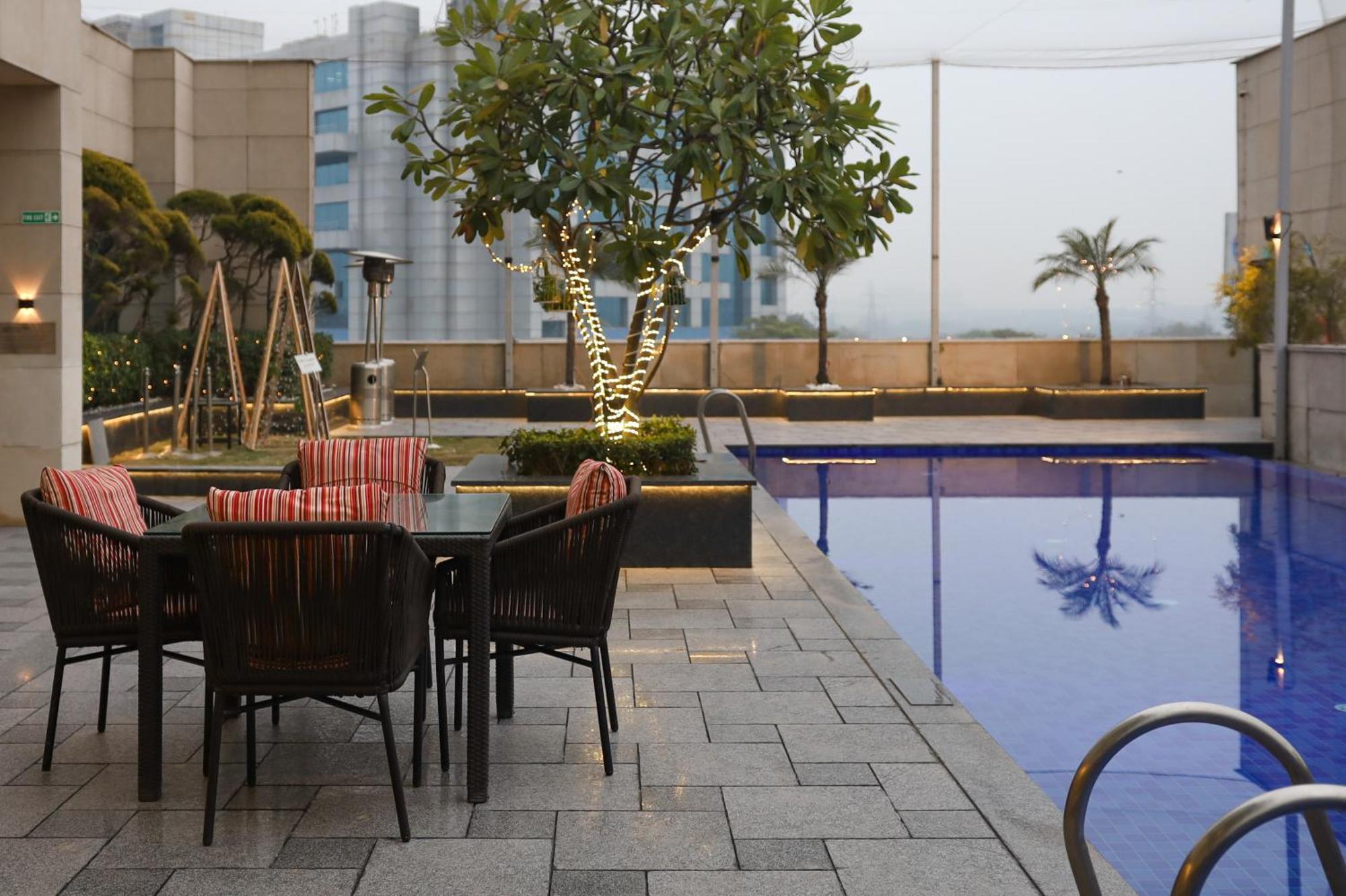 Hotel Crowne Plaza New Delhi Okhla By Ihg Esterno foto The pool at the Park