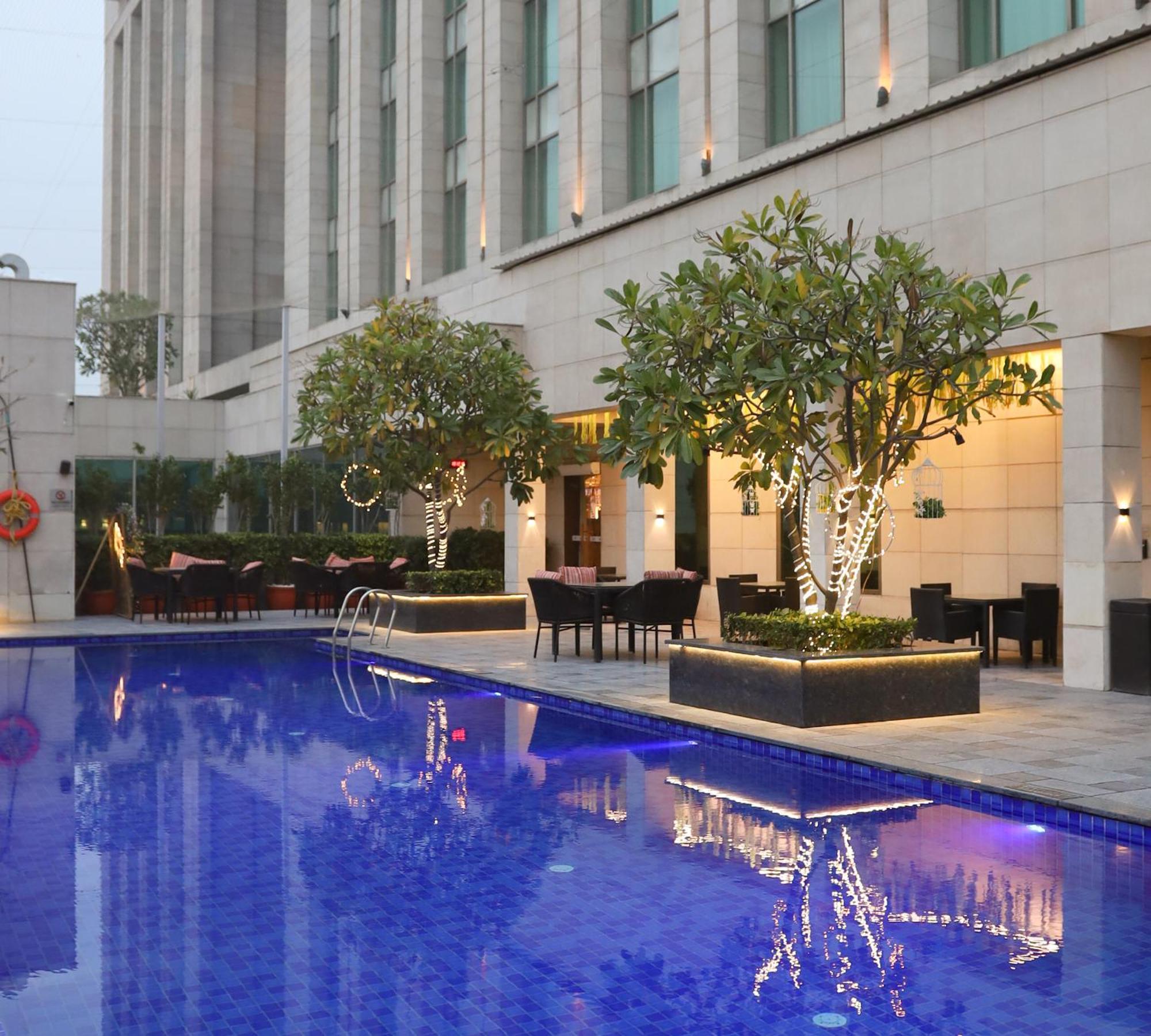 Hotel Crowne Plaza New Delhi Okhla By Ihg Esterno foto The pool at the hotel