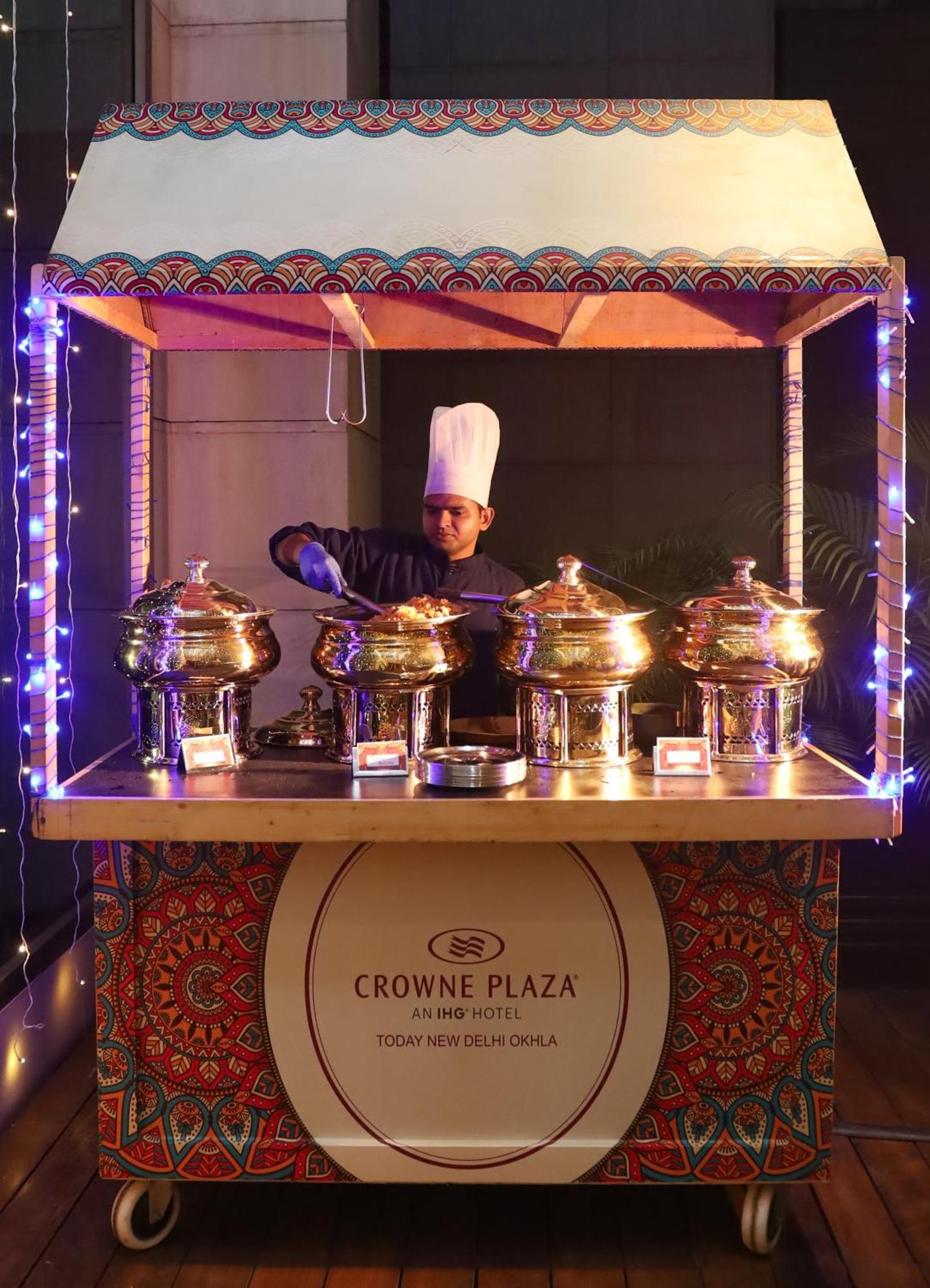 Hotel Crowne Plaza New Delhi Okhla By Ihg Esterno foto A chafing dish