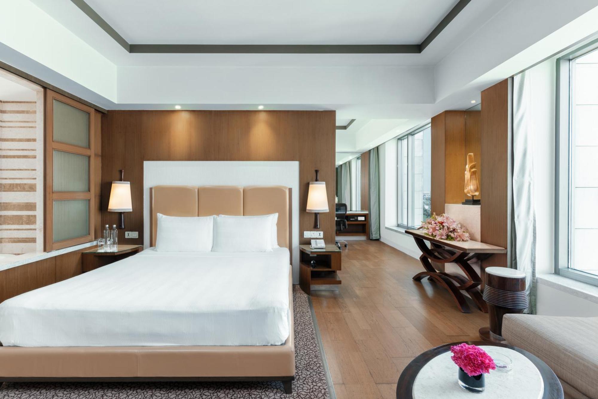 Hotel Crowne Plaza New Delhi Okhla By Ihg Esterno foto A bedroom at the hotel