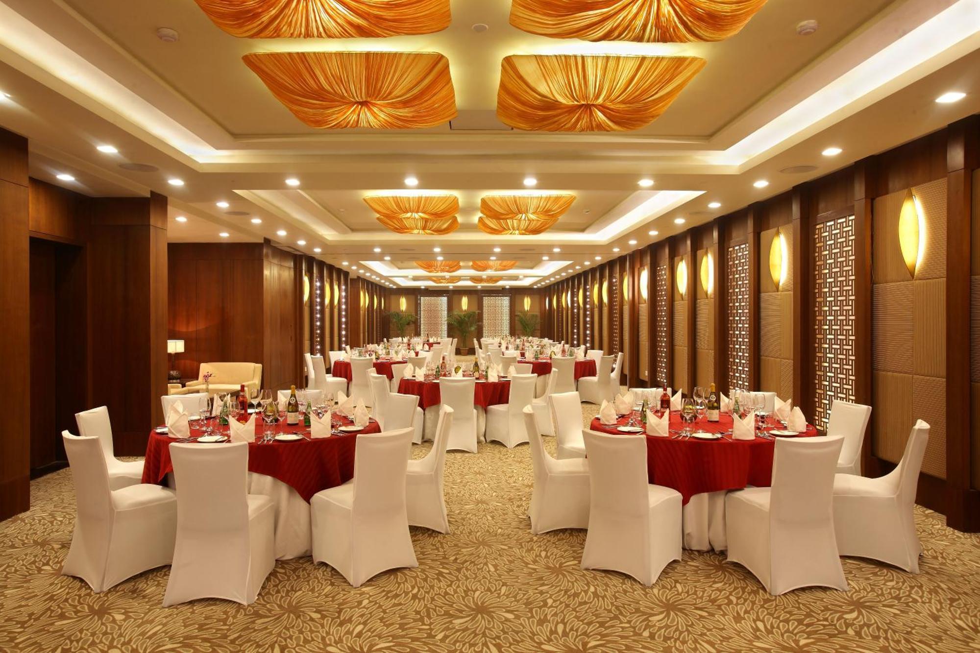 Hotel Crowne Plaza New Delhi Okhla By Ihg Esterno foto The Royal Hall
