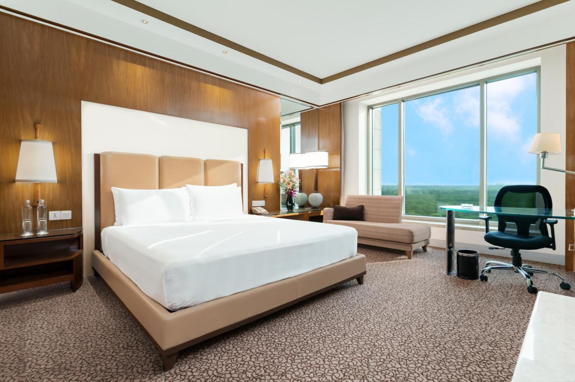 Hotel Crowne Plaza New Delhi Okhla By Ihg Esterno foto Suite